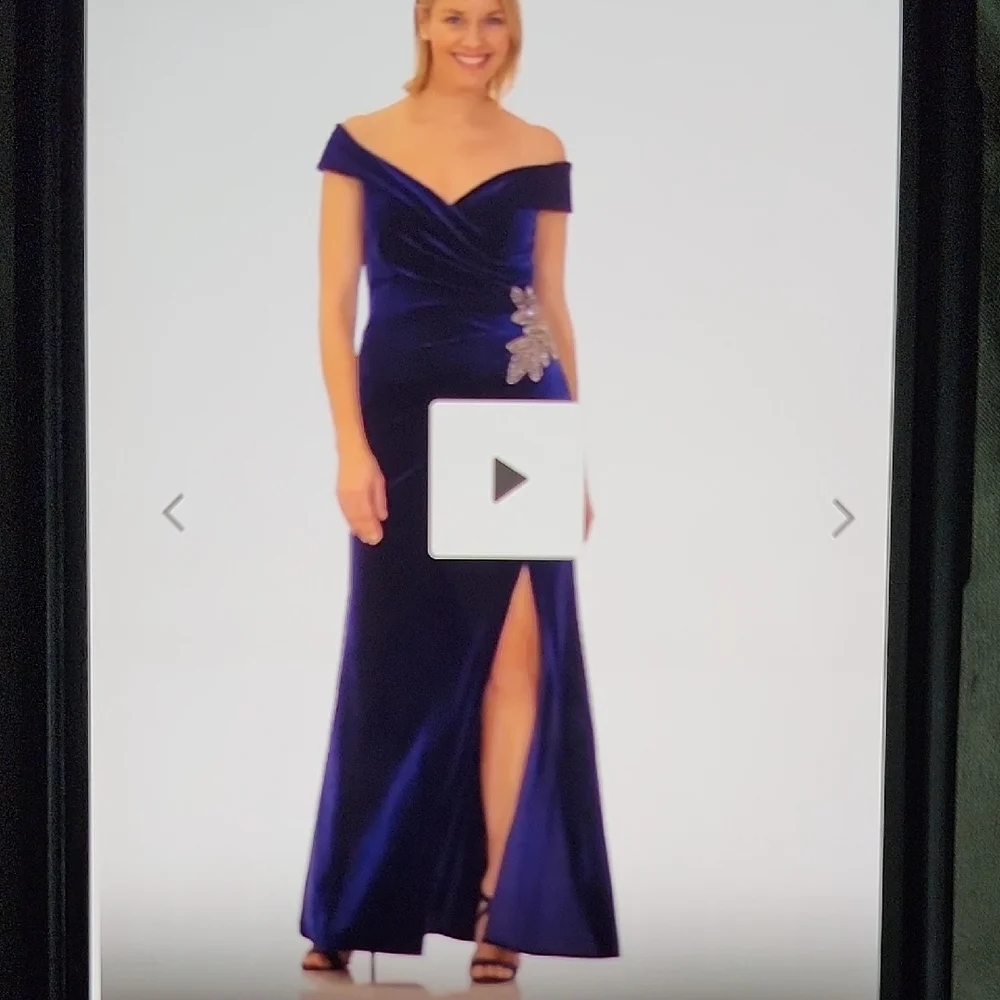 Elegant Blue Velvet Off-Shoulder Dress - Picture 3 of 6